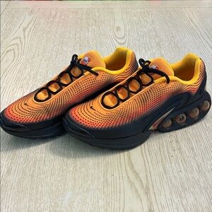 Men’s Nike Air Max DN SE Sneaker Shoes (Black Laser Orange)